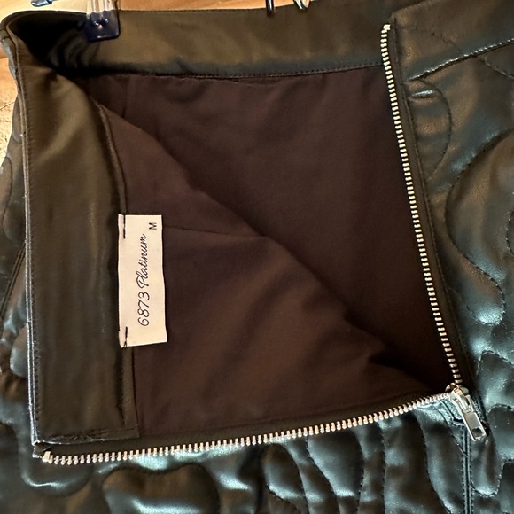 Black Mini skirt - Picture 3 of 9